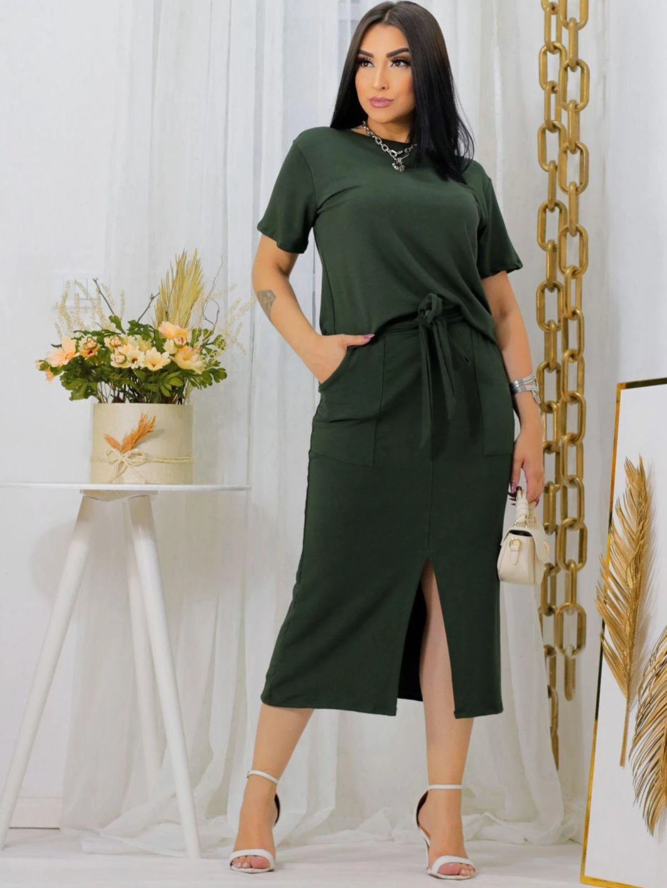 Conjunto feminino de blusa manga curta e saia midi com fenda frontal em moletinho