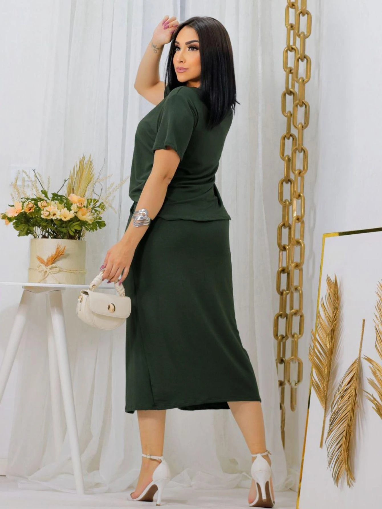 Conjunto feminino de blusa manga curta e saia midi com fenda frontal em moletinho