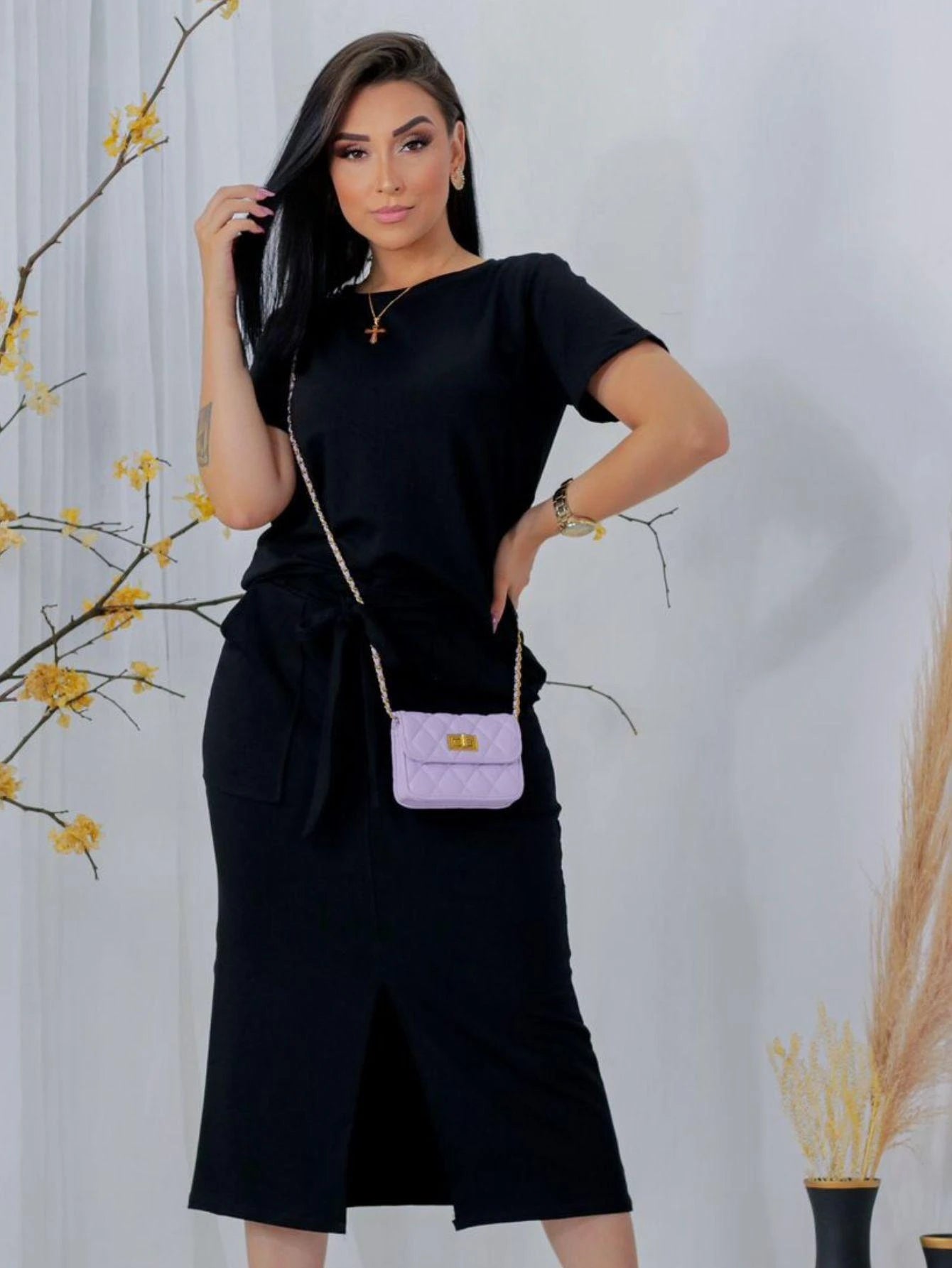 Conjunto feminino de blusa manga curta e saia midi com fenda frontal em moletinho