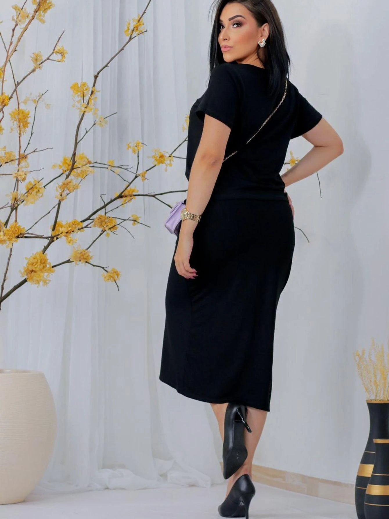 Conjunto feminino de blusa manga curta e saia midi com fenda frontal em moletinho