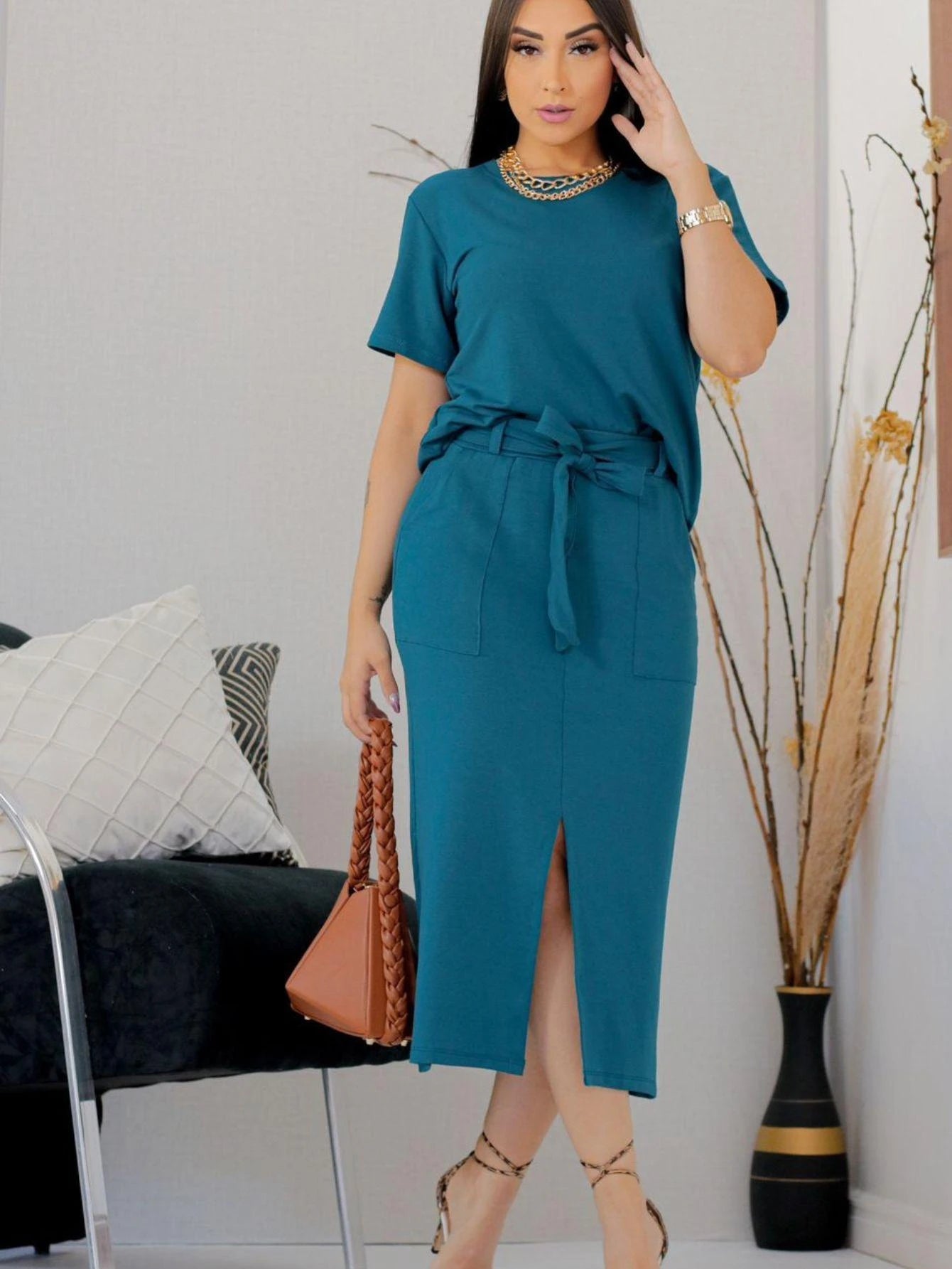 Conjunto feminino de blusa e saia midi