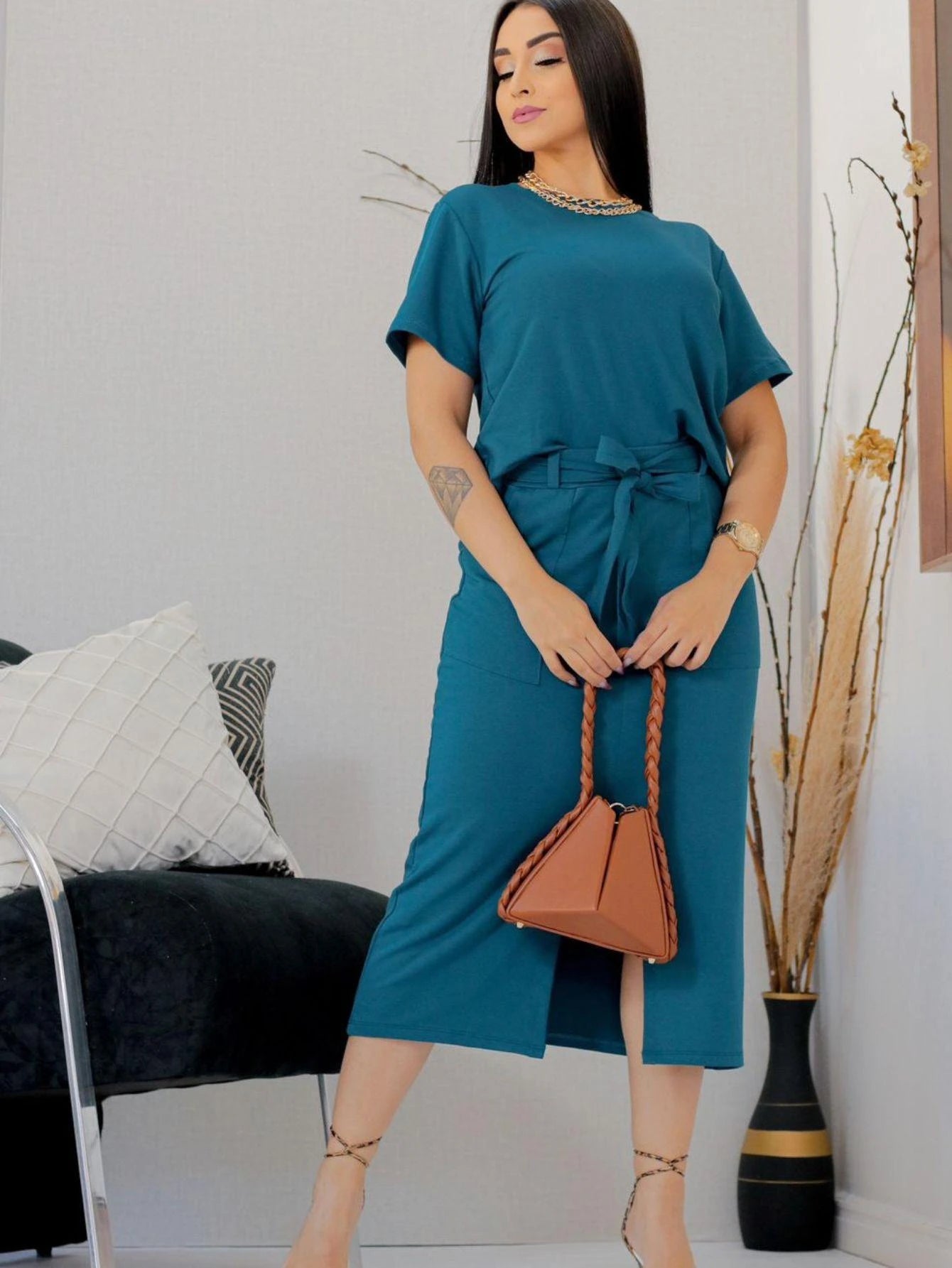 Conjunto feminino de blusa manga curta e saia midi com fenda frontal em moletinho