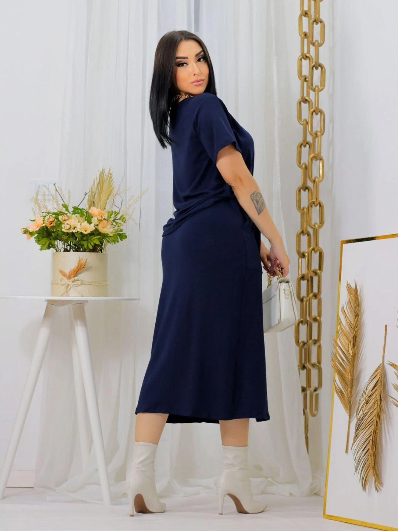 Conjunto feminino de blusa manga curta e saia midi com fenda frontal em moletinho