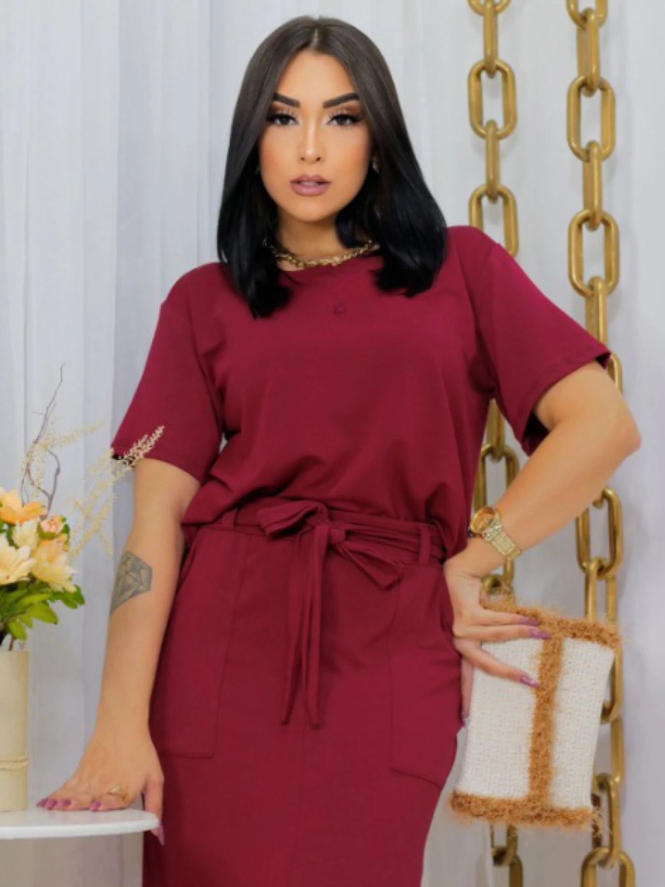 Conjunto feminino de blusa manga curta e saia midi com fenda frontal em moletinho