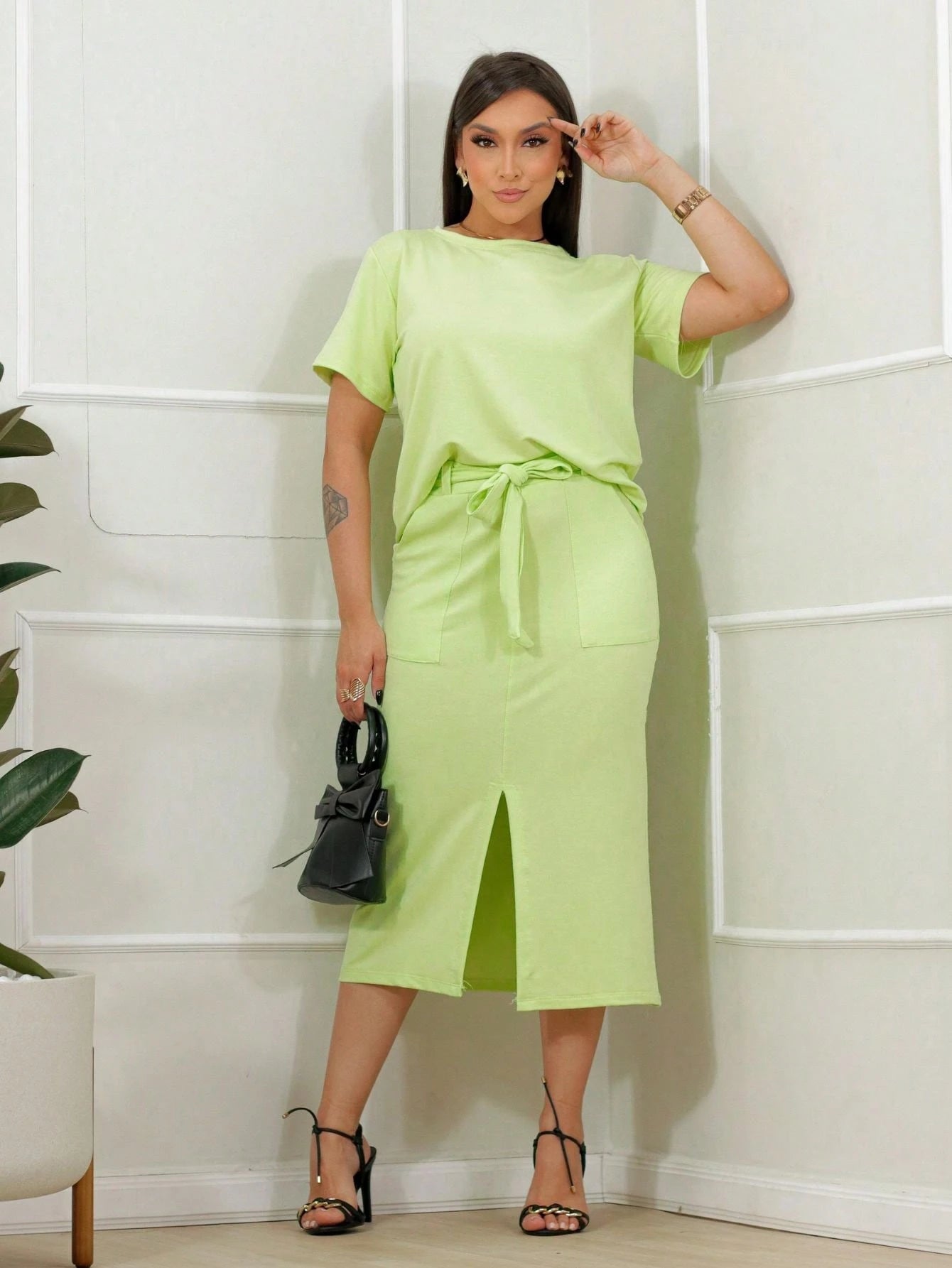 Conjunto feminino de blusa manga curta e saia midi com fenda frontal em moletinho