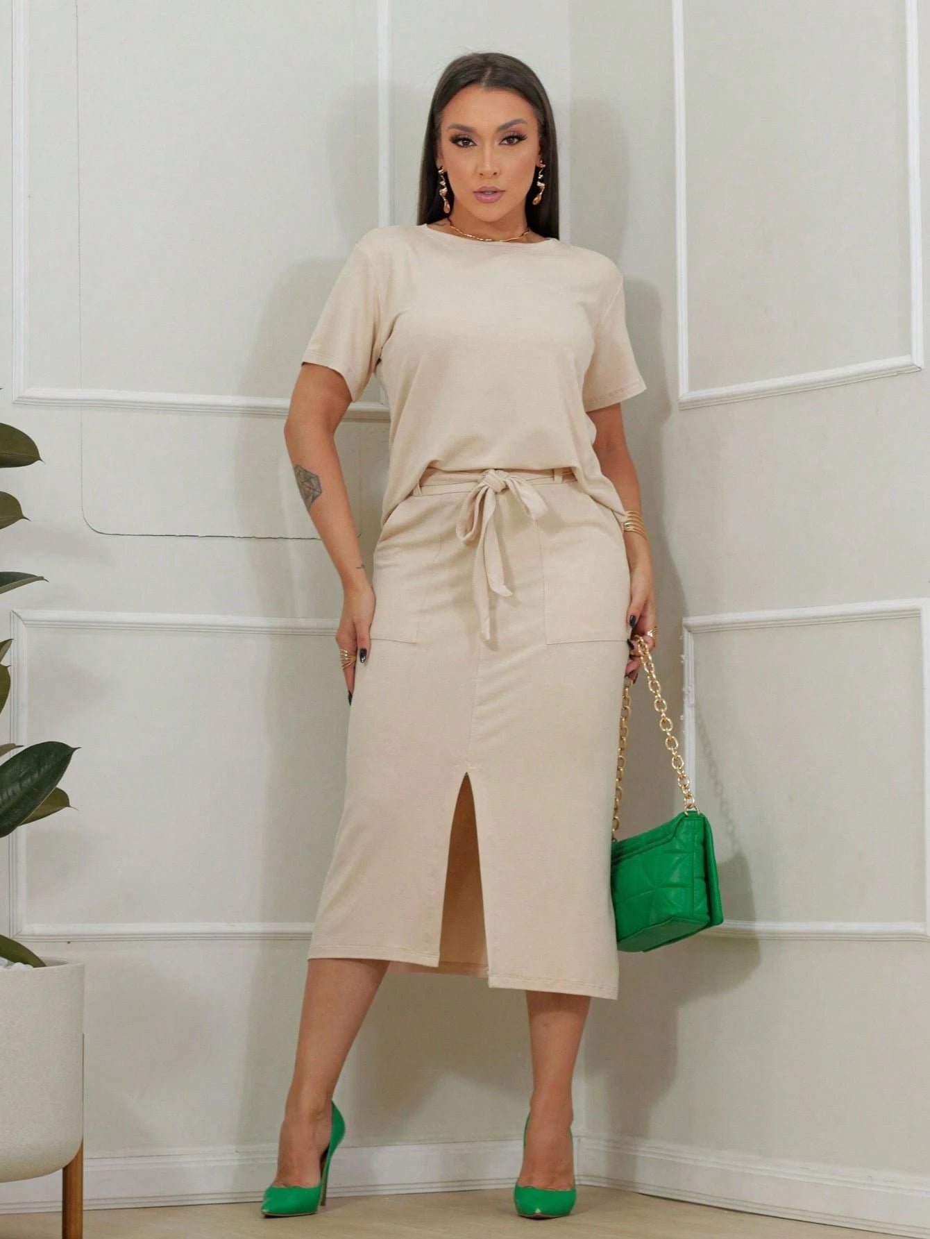 Conjunto feminino de blusa manga curta e saia midi com fenda frontal em moletinho