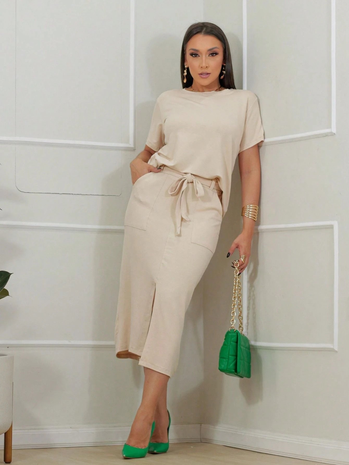 Conjunto feminino de blusa manga curta e saia midi com fenda frontal em moletinho