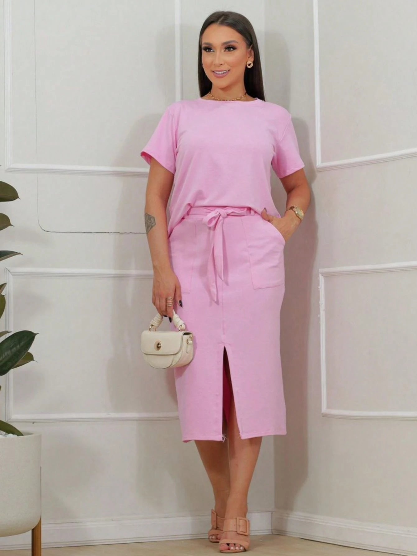 Conjunto feminino de blusa manga curta e saia midi com fenda frontal em moletinho