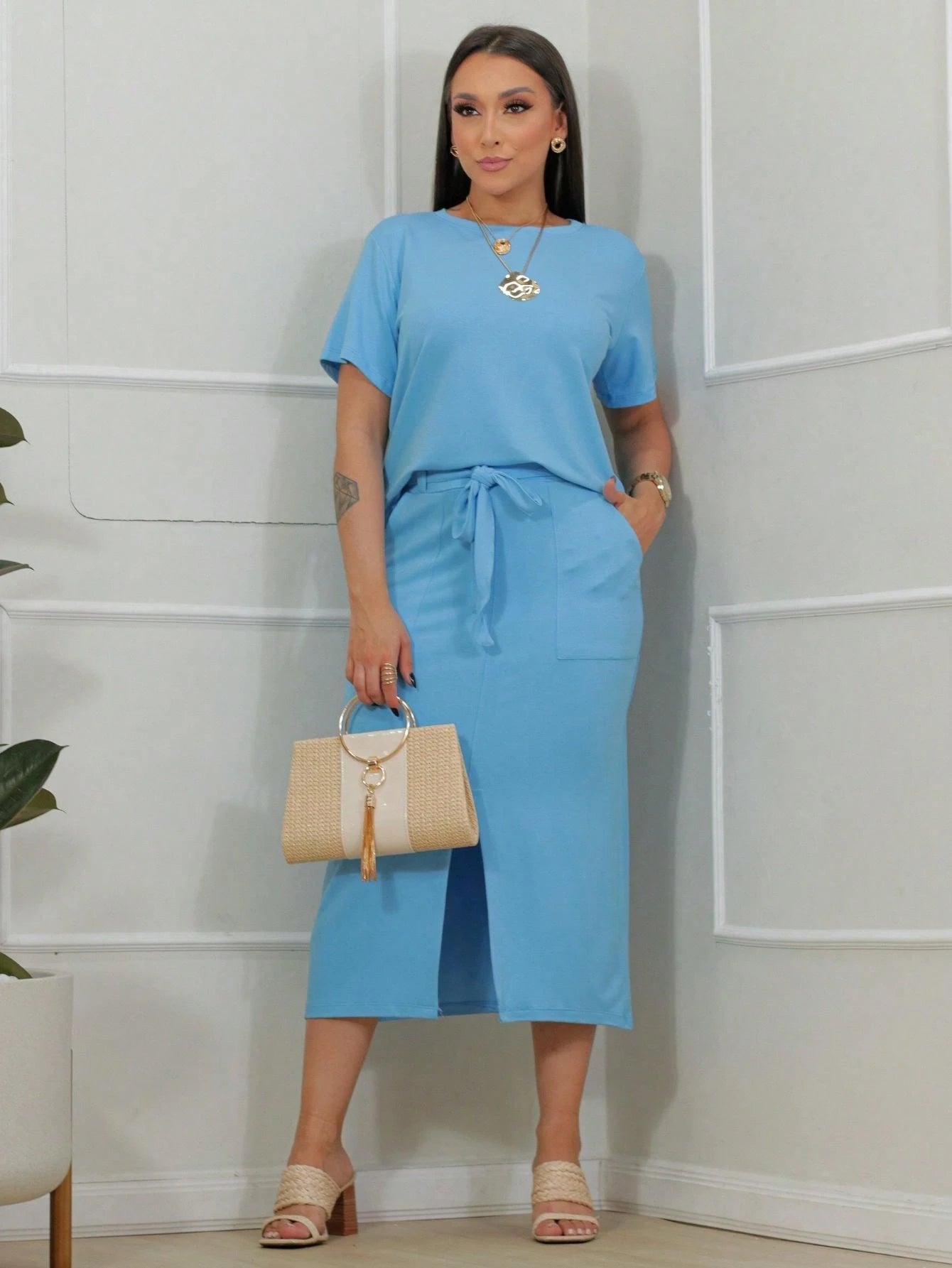 Conjunto feminino de blusa manga curta e saia midi com fenda frontal em moletinho