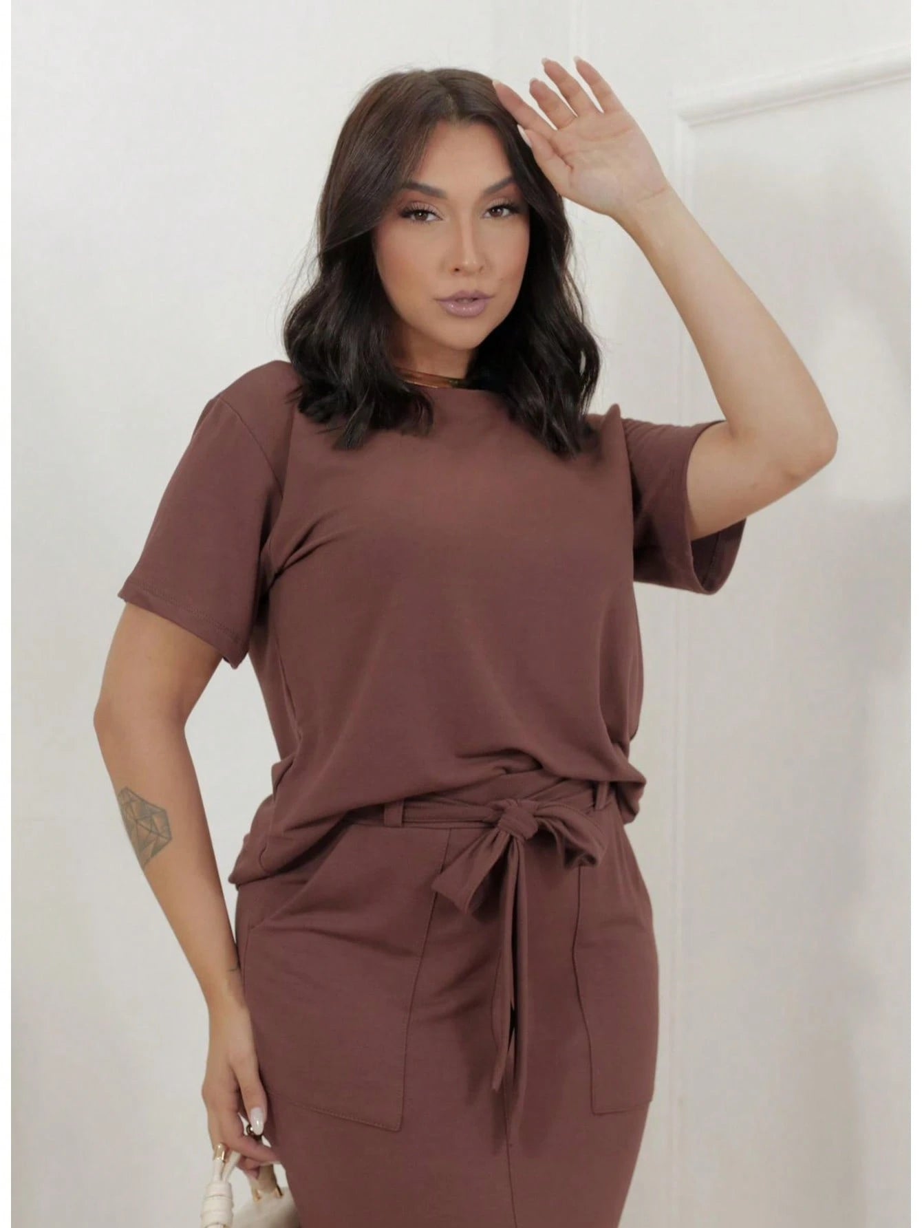 Conjunto feminino de blusa manga curta e saia midi com fenda frontal em moletinho