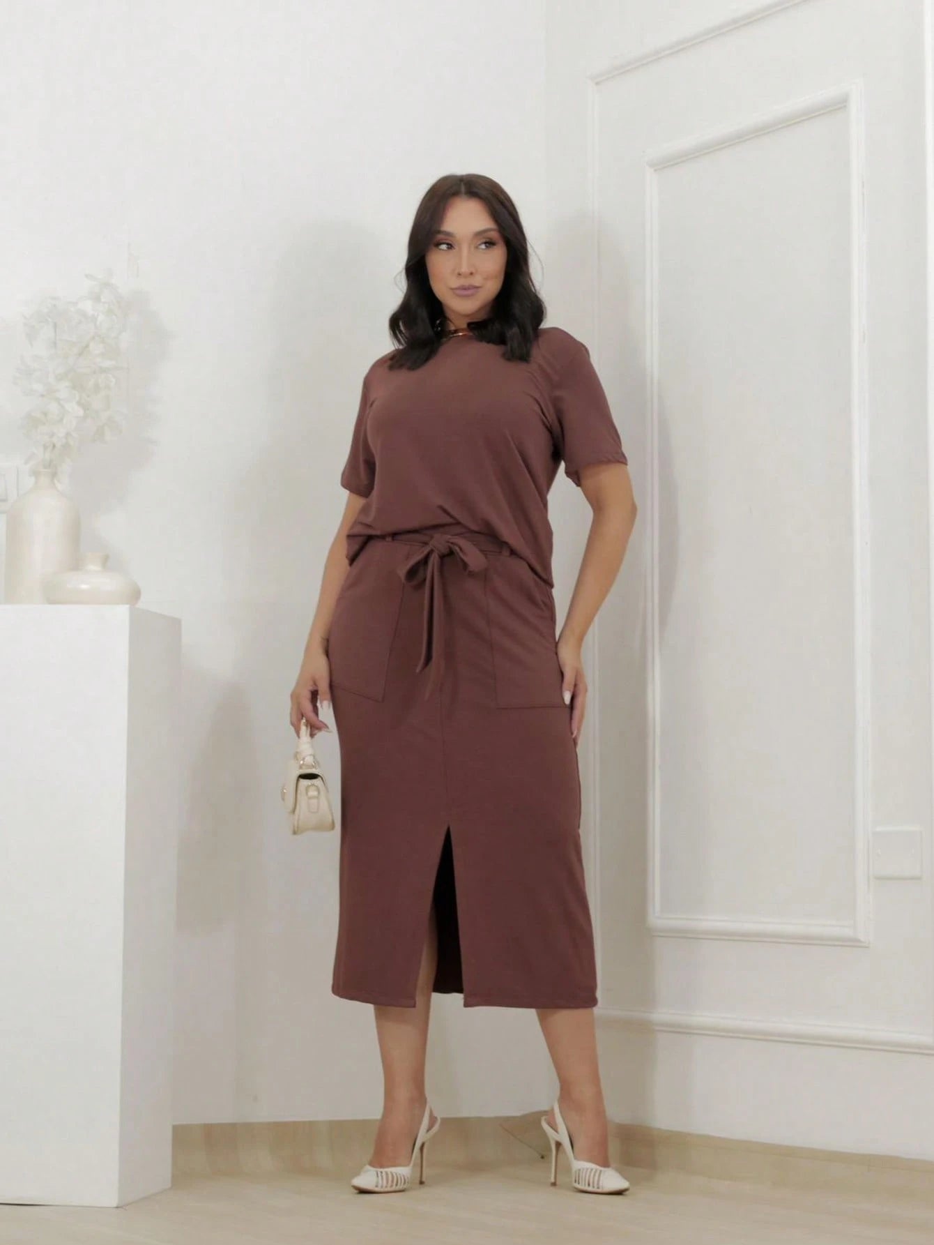 Conjunto feminino de blusa manga curta e saia midi com fenda frontal em moletinho