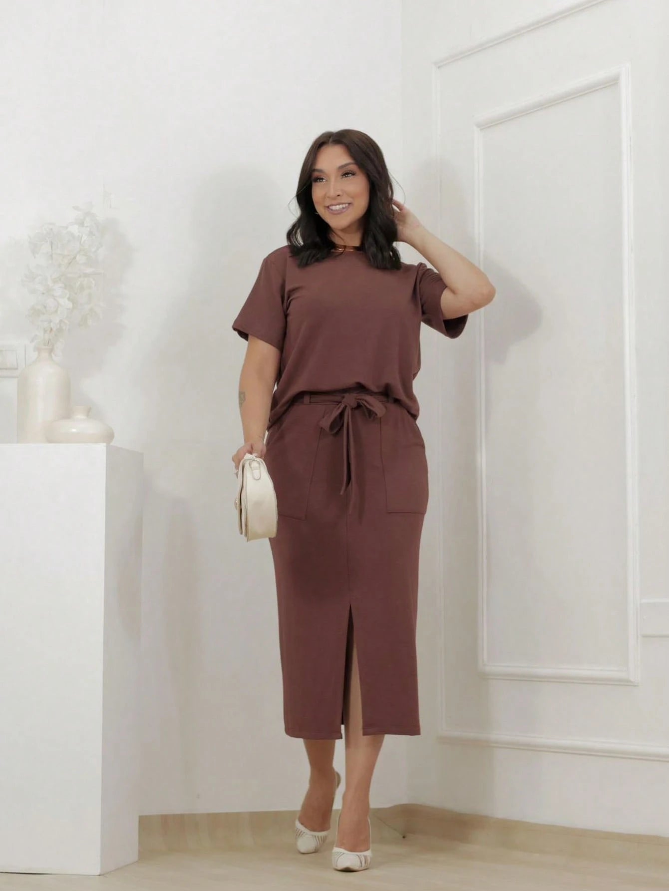 Conjunto feminino de blusa manga curta e saia midi com fenda frontal em moletinho