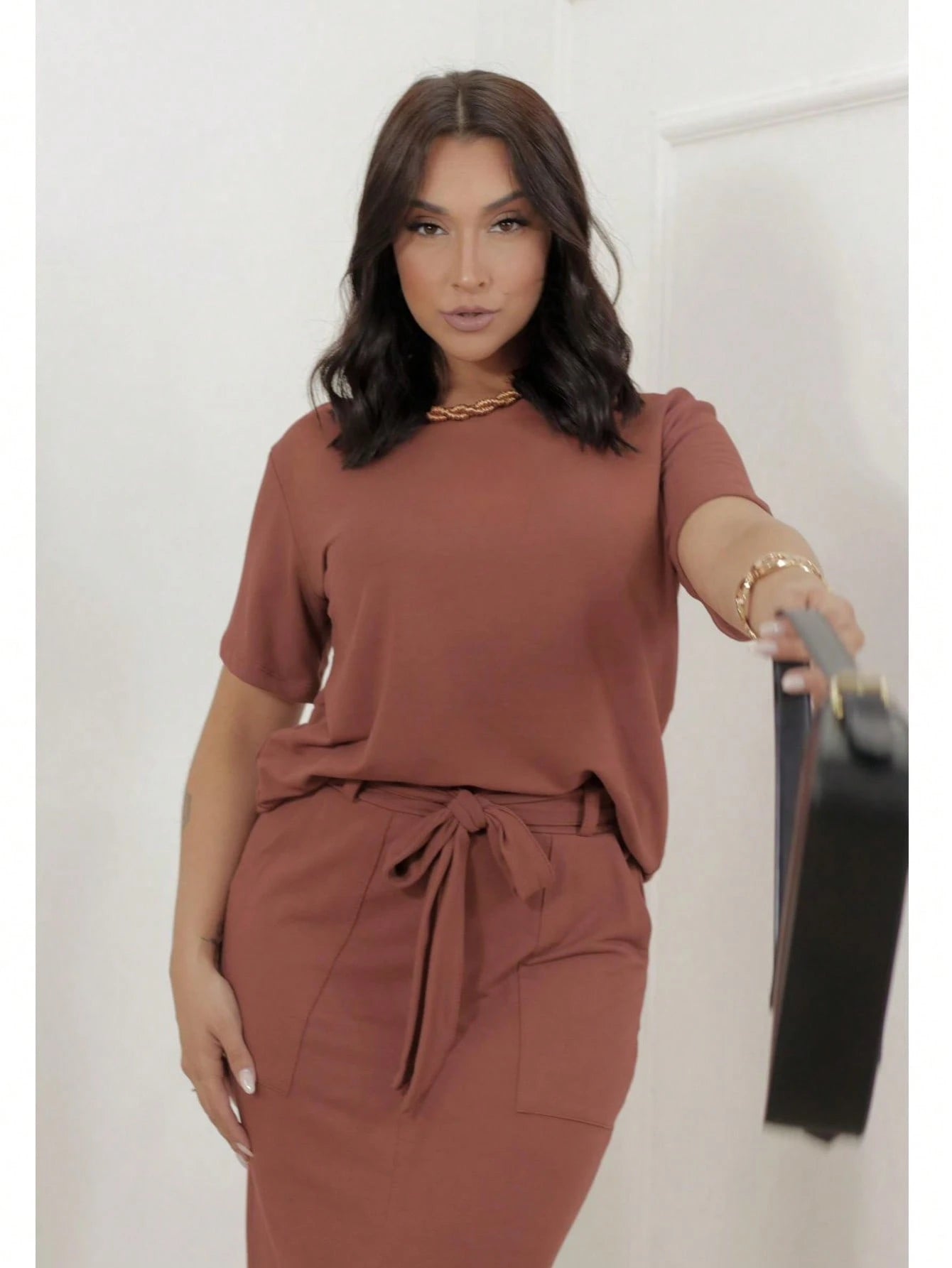 Conjunto feminino de blusa manga curta e saia midi com fenda frontal em moletinho