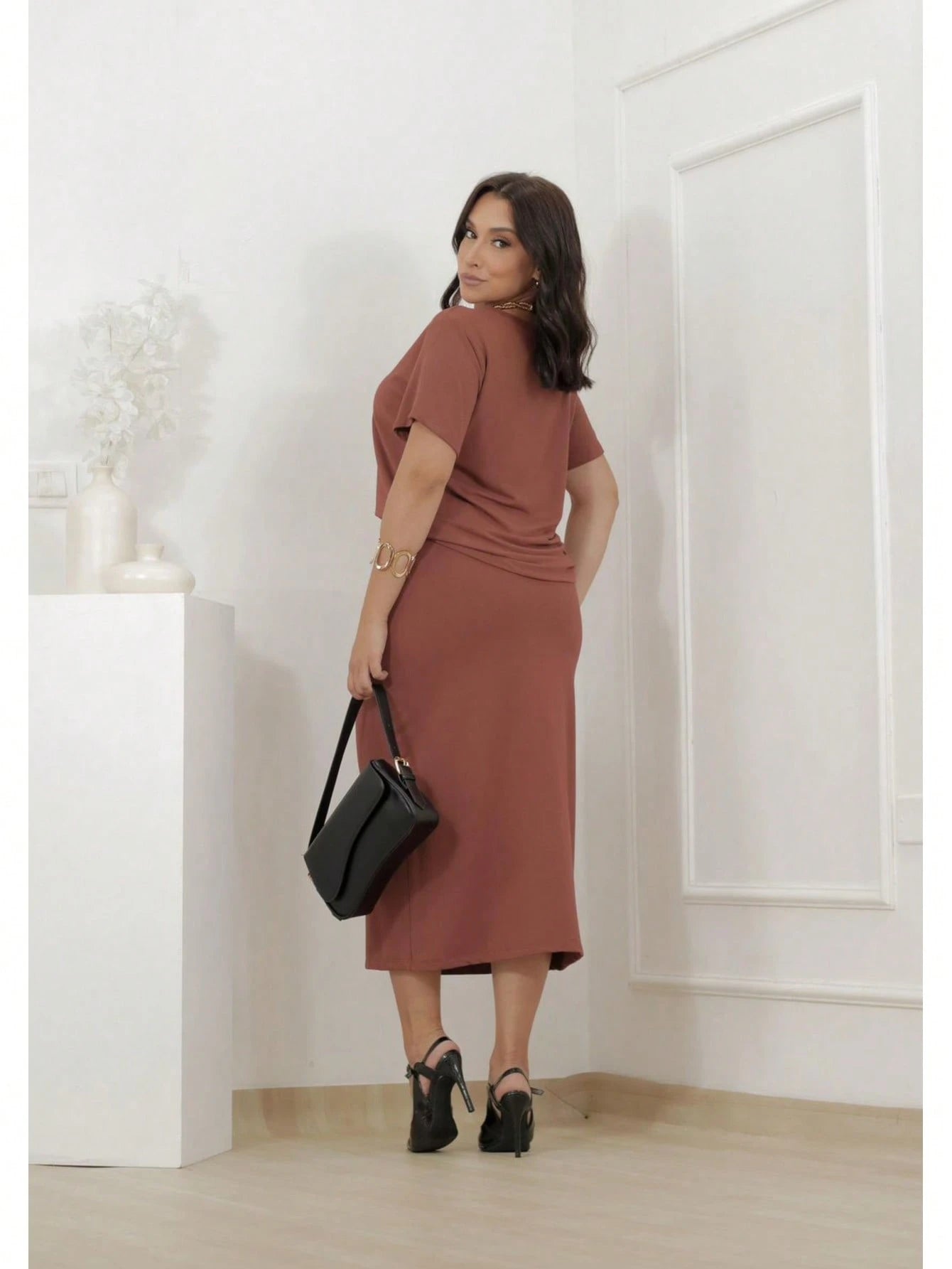 Conjunto feminino de blusa manga curta e saia midi com fenda frontal em moletinho