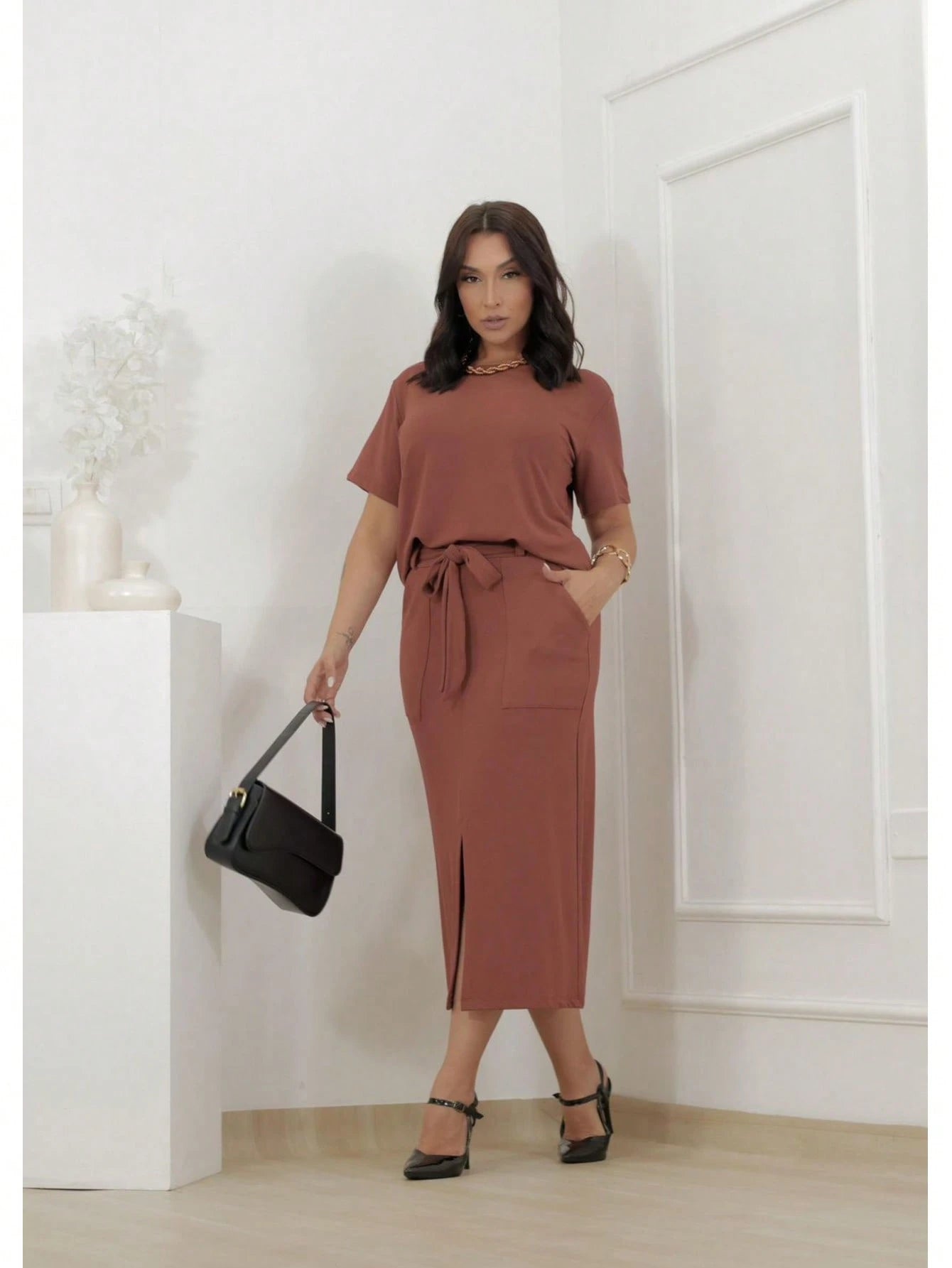 Conjunto feminino de blusa manga curta e saia midi com fenda frontal em moletinho