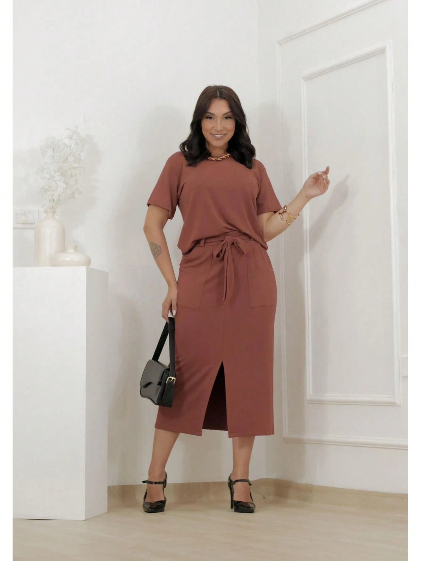 Conjunto feminino de blusa manga curta e saia midi com fenda frontal em moletinho