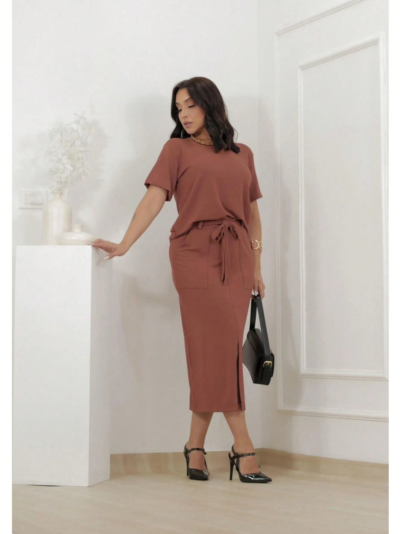 Conjunto feminino de blusa manga curta e saia midi com fenda frontal em moletinho