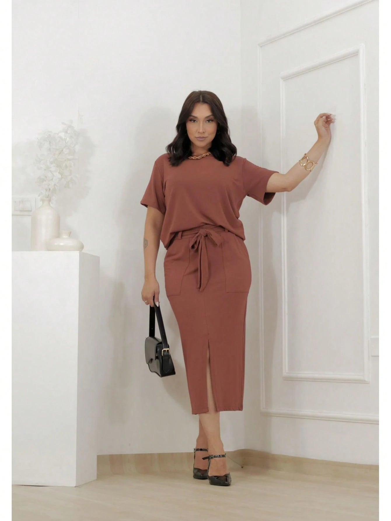 Conjunto feminino de blusa manga curta e saia midi com fenda frontal em moletinho